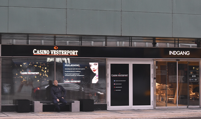 Billede af Indgangen til Casino Vesterport, med Marketing Manager Ricky Møller